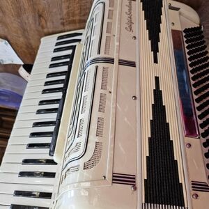 Vintage galizie Sordani Accordion in Black and White